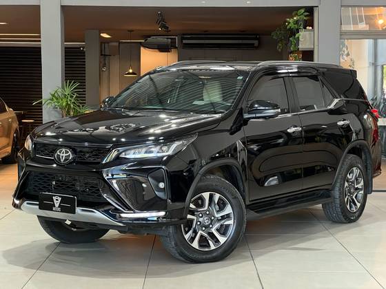 TOYOTA HILUX SW4 2.8 D-4D TURBO DIESEL DIAMOND 7L 4X4 AUTOMÁTICO
